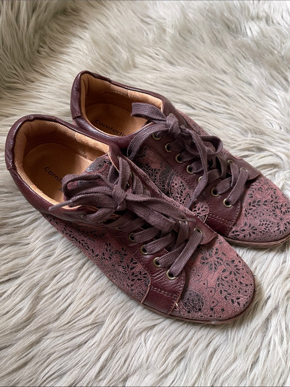 Comfortiva Women's Lace-Pattern Wine Sneakers - Picture 2 of 6